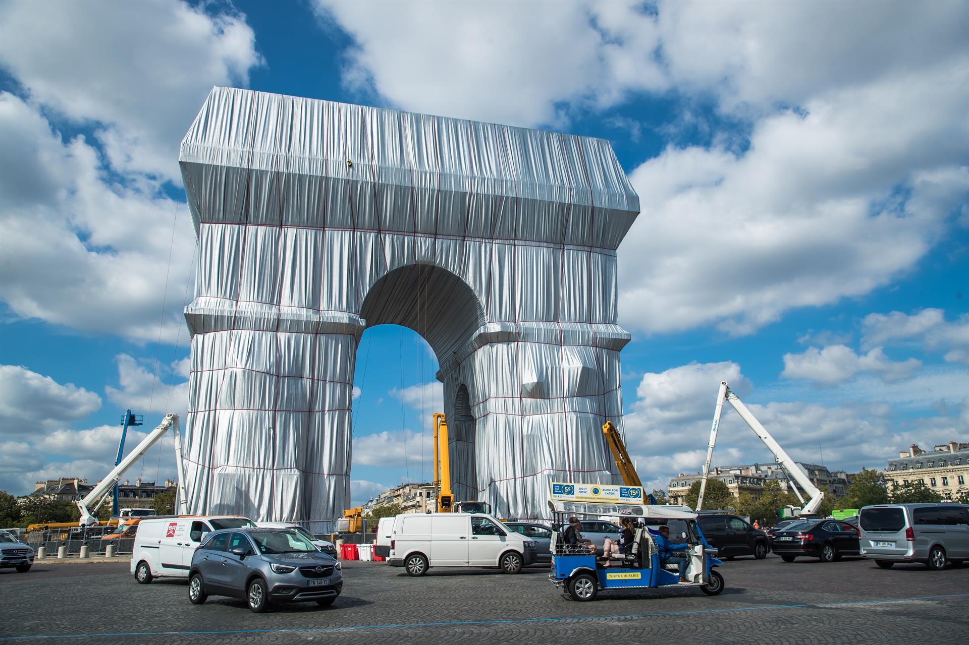París envuelve en tela su Arco del Triunfo; Macron inaugura la obra