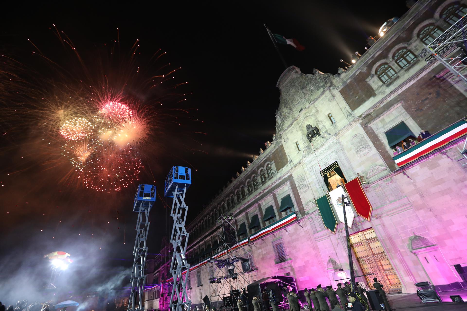 Los fuegos artificiales iluminaron la noche de la Ciudad de México
