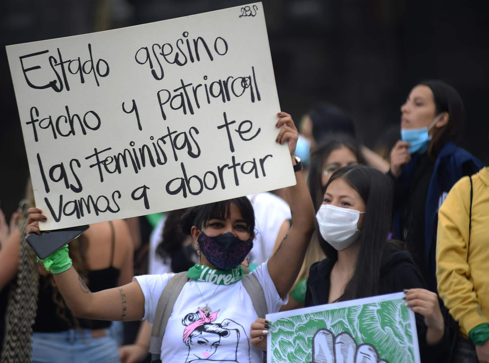 Cientos de mujeres protestan a favor del "aborto libre, feminista y antirracista" en Bogotá, Colombia (EFE)