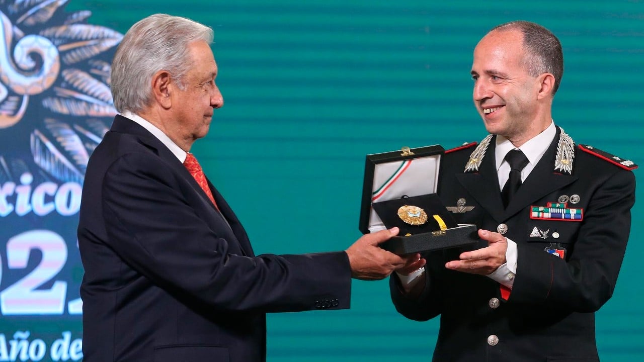 AMLO entrega condecoración Orden Mexicana del Águila Azteca a Roberto Riccardi