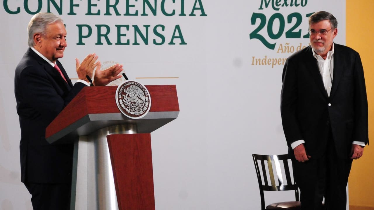 Andrés Manuel López Obrador, presidente de México, junto a Julio Scherer Ibarra, quien fungía como el consejero Jurídico de la Presidencia.