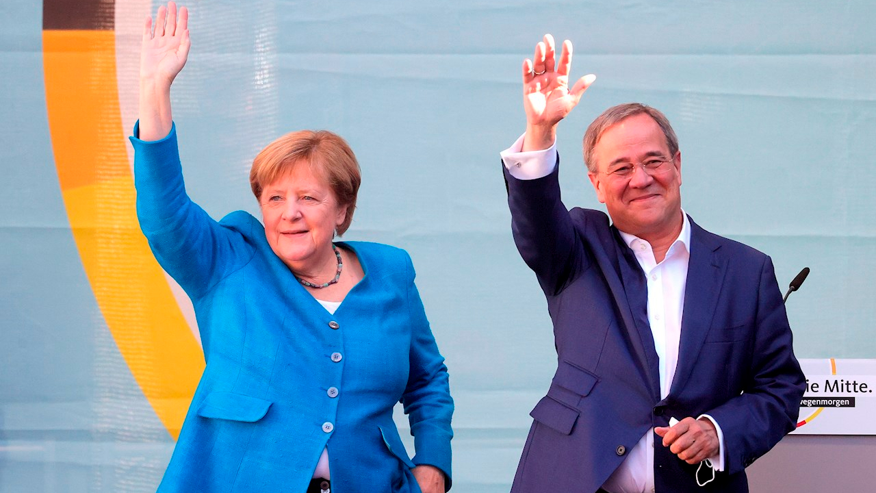 Angela Merkel y el conservador Armin Laschet, en su último mitin previo a las elecciones en Alemania