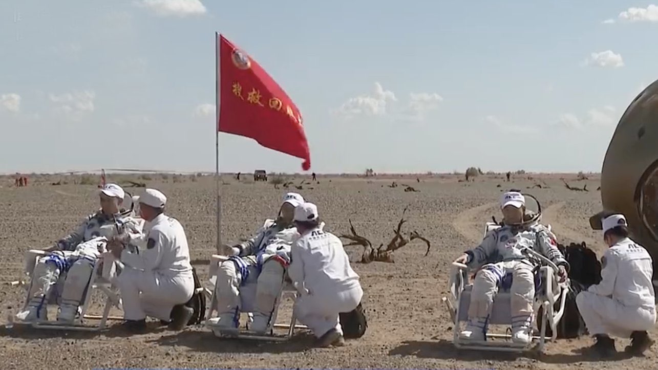 Astronautas chinos vuelven a Tierra tras misión de 90 días