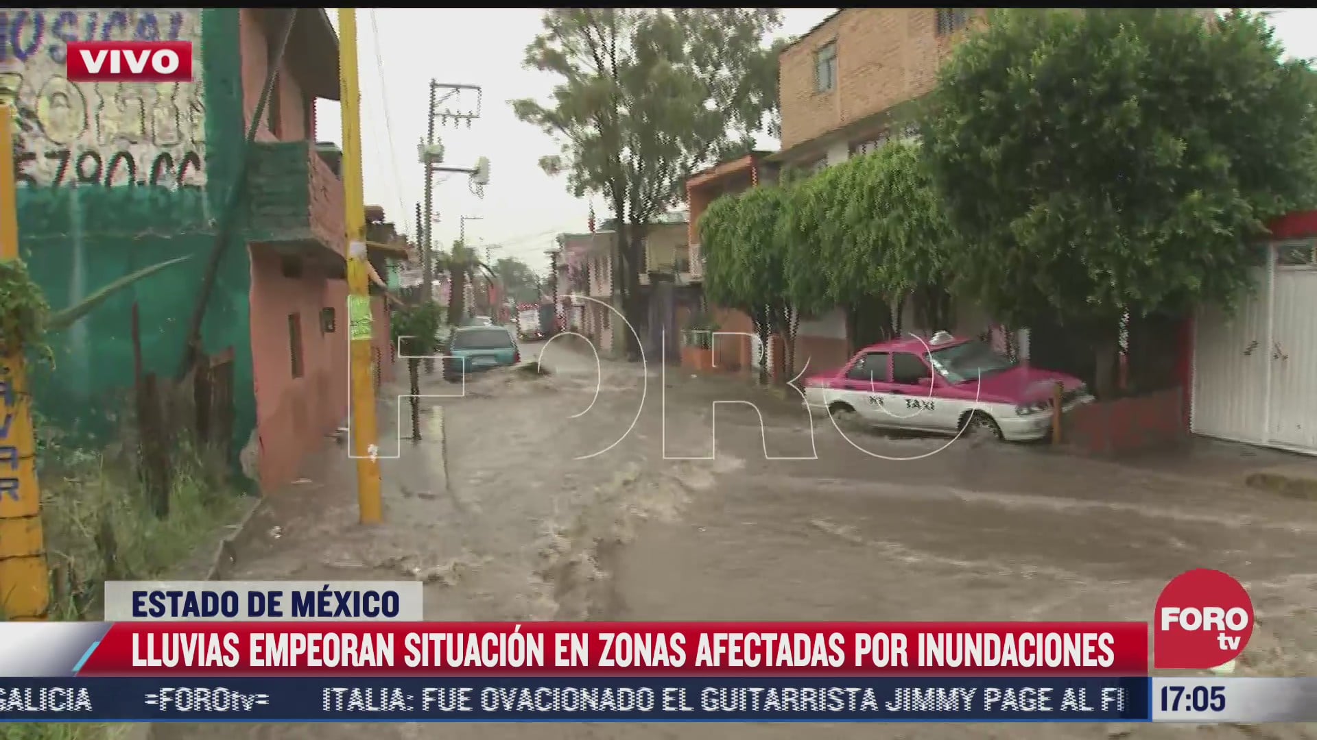 automoviles quedan atrapados en av juarez tras las inundaciones registradas en la zona