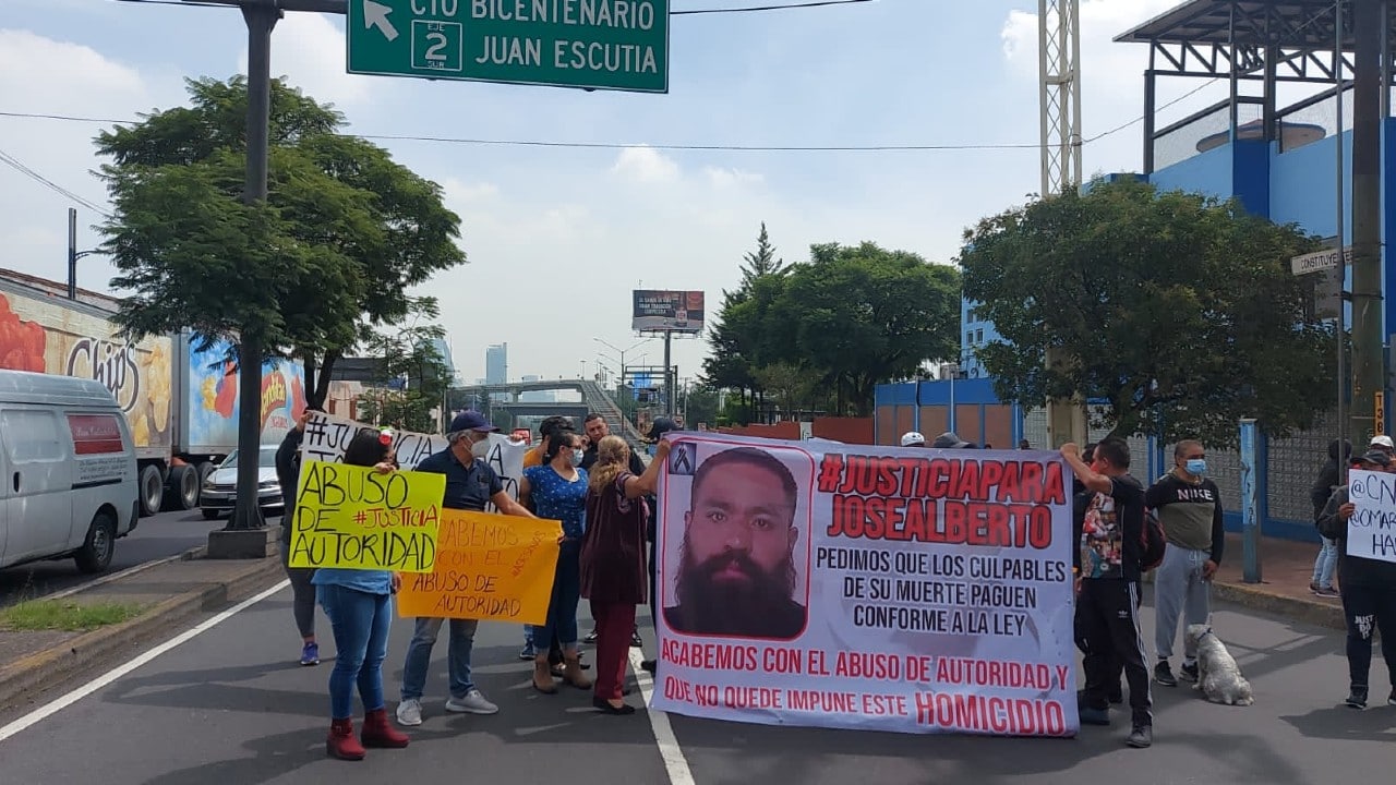 Familiares bloquean Constituyentes y exigen justicia para José Alberto Serna, quien fue hallado muerto en el Bosque de Chapultepec