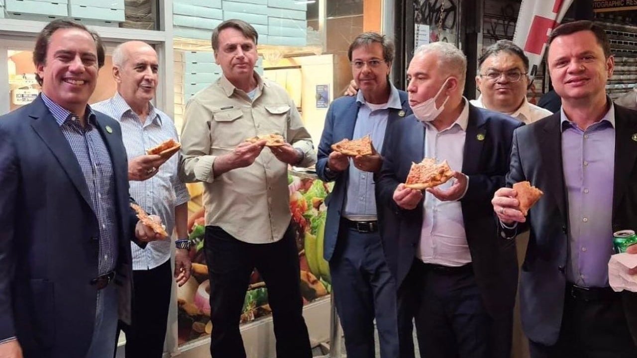 El presidente de Brasil, Jair Bolsonaro, come pizza en una calle de Nueva York (Twitter: @theSteamClub1)
