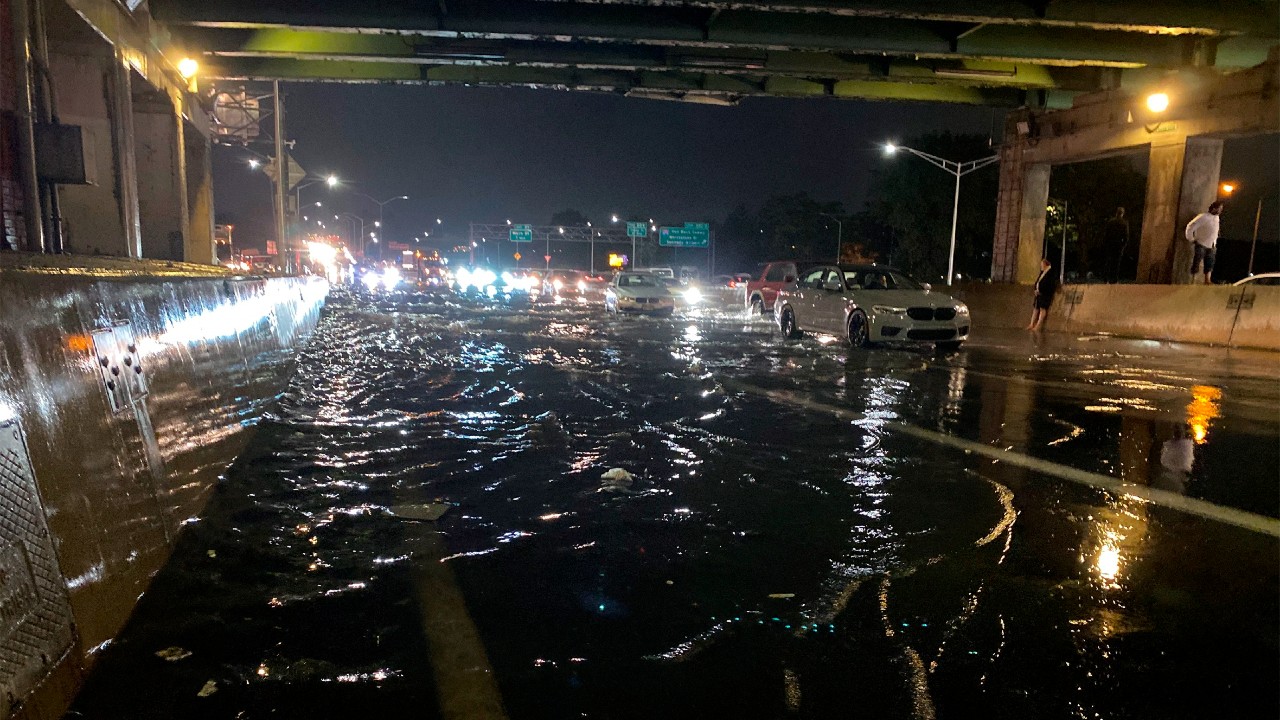 Calles y metro de Nueva York bajo el agua, inundaciones por Ida causan severos daños.