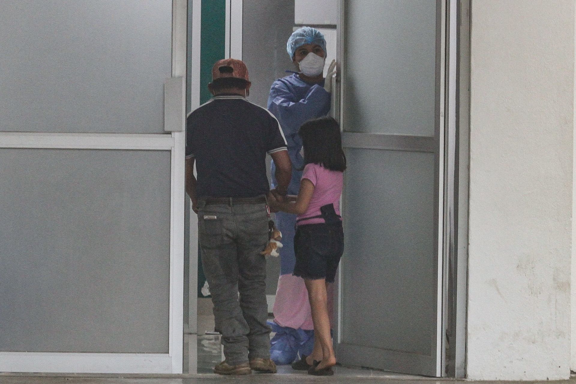 Ingreso de padre e hija al área de urgencias de covid en un hospital de Chiapas (Cuartoscuro)