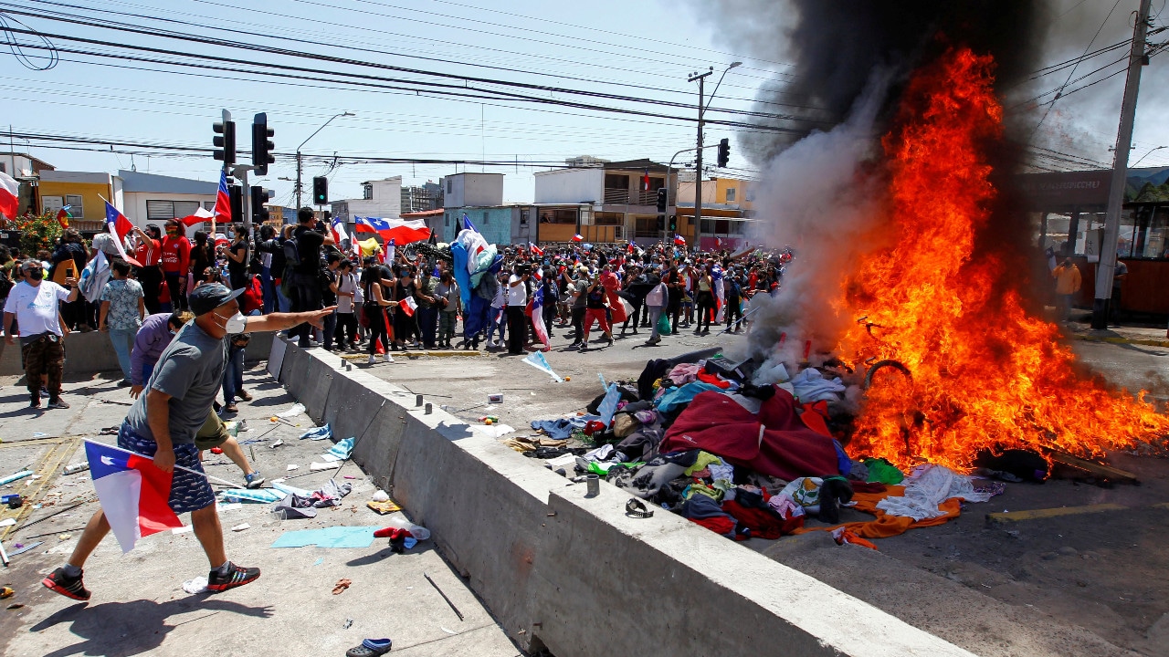 Centenares de personas se manifiestan contra los migrantes en el norte de Chile
