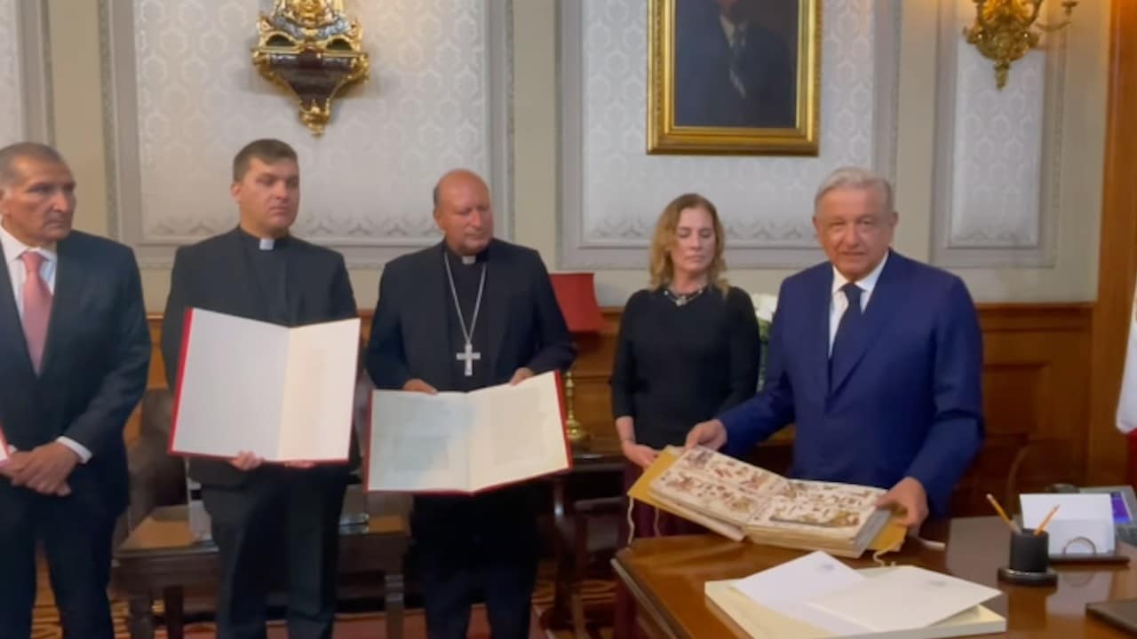 Documentos históricos enviados por el papa Francisco a México (Facebook: Andrés Manuel López Obrador)