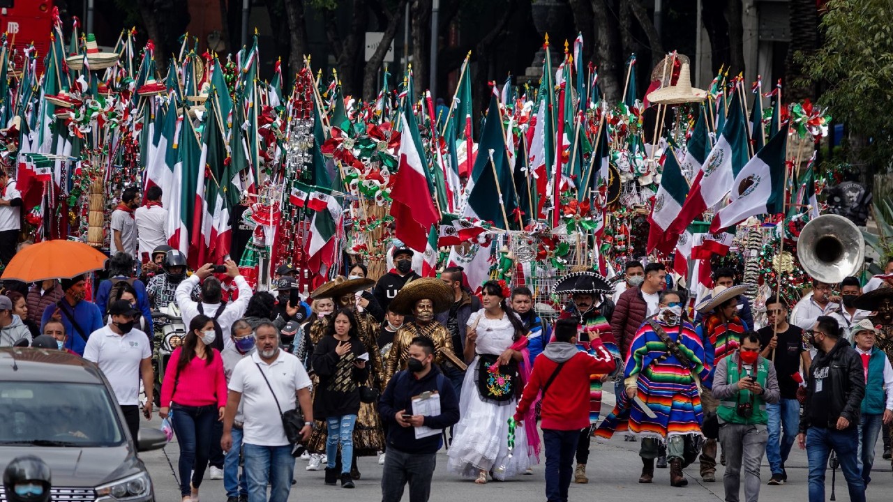 Caravana de artesanos de Toluca dan banderazo para vender adornos patrios en CDMX