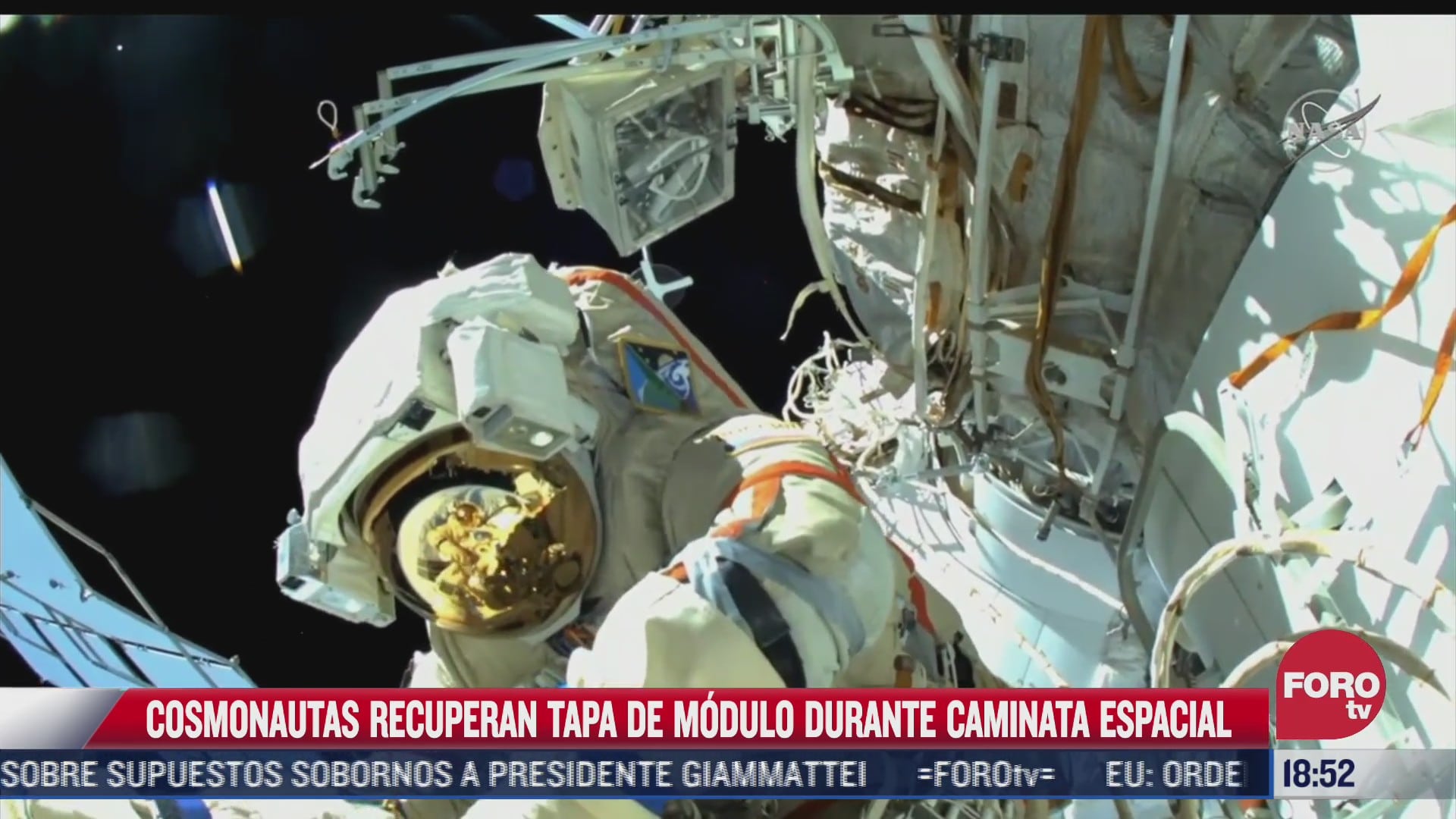 cosmonauta recupera tapa de modulo durante caminata espacial