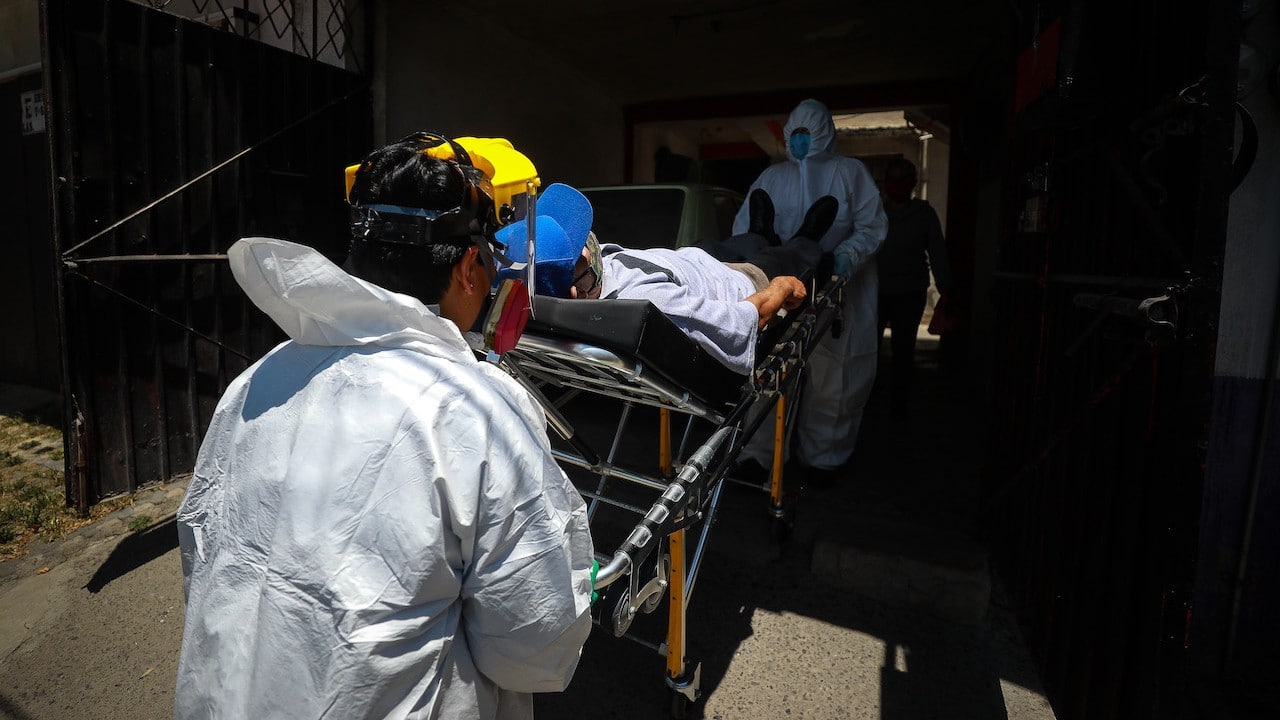 Paramédicos responden a llamadas de emergencia por covid en la Ciudad de México y el área metropolitana (Getty Images)