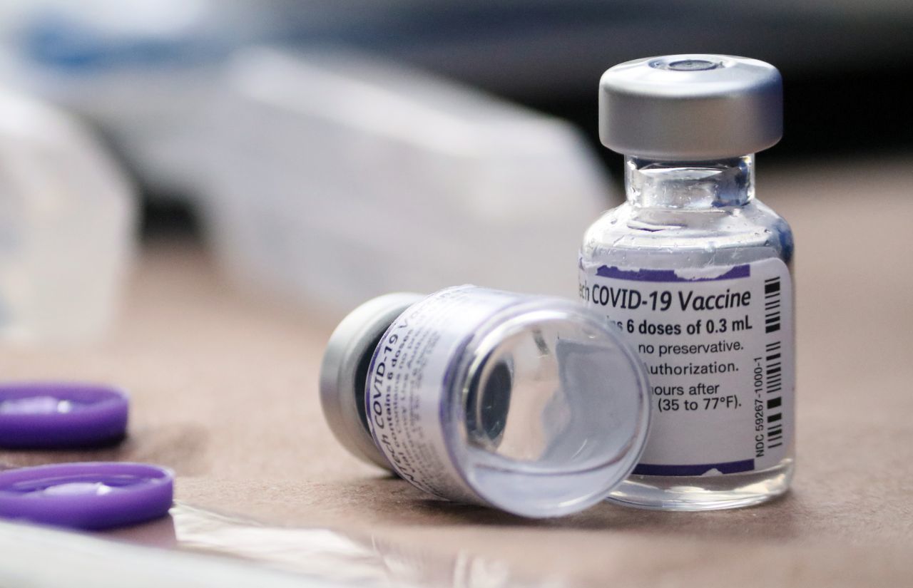 Vacuna de Moderna genera más anticuerpos que Pfizer: estudio