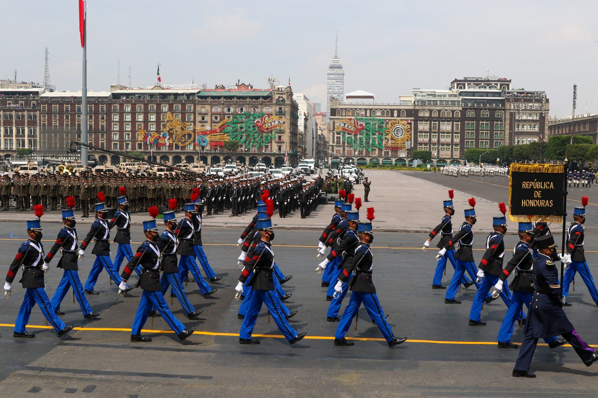 Tropas de la Secretaría de la Defensa, Secretaría de Marina, Fuerza Aérea, y Guardia Nacional participaron en el desfile militar por el 211 Aniversario del Inicio de la Independencia de México, en el zócalo. FOTO : MOISÉS PABLO/CUARTOSCURO.COM
