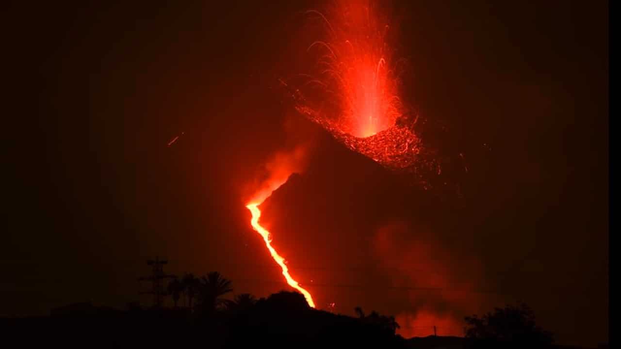 Lava del volcán Cumbre Vieja de La Palma, en España, podría llegar hoy al mar
