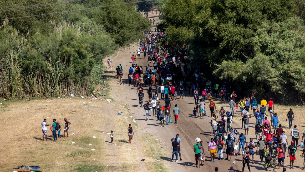 EEUU aumentará vuelos de deportación para miles de migrantes varados en Texas