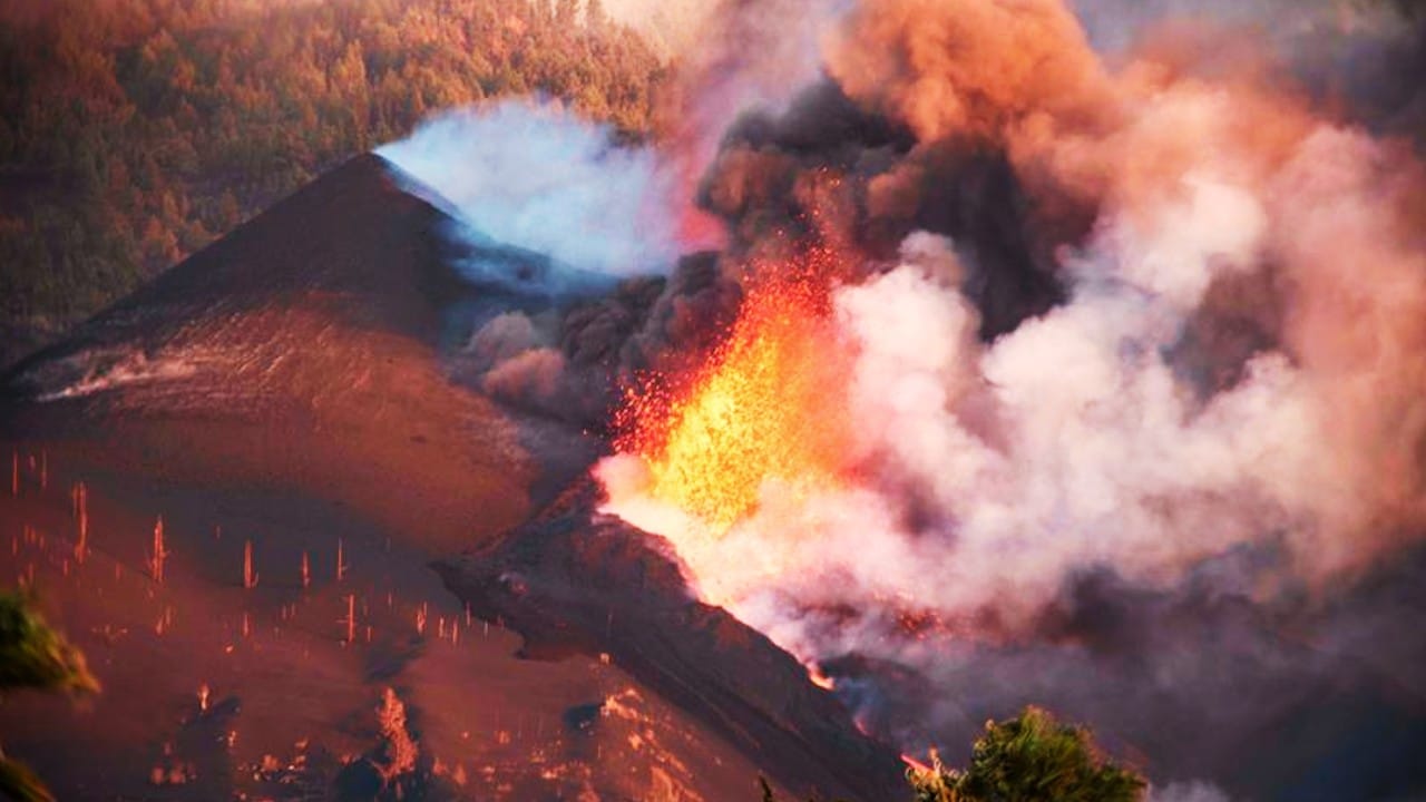 Efectos de la lava del volcán de la Palma: La isla crece y cambia el color del océano