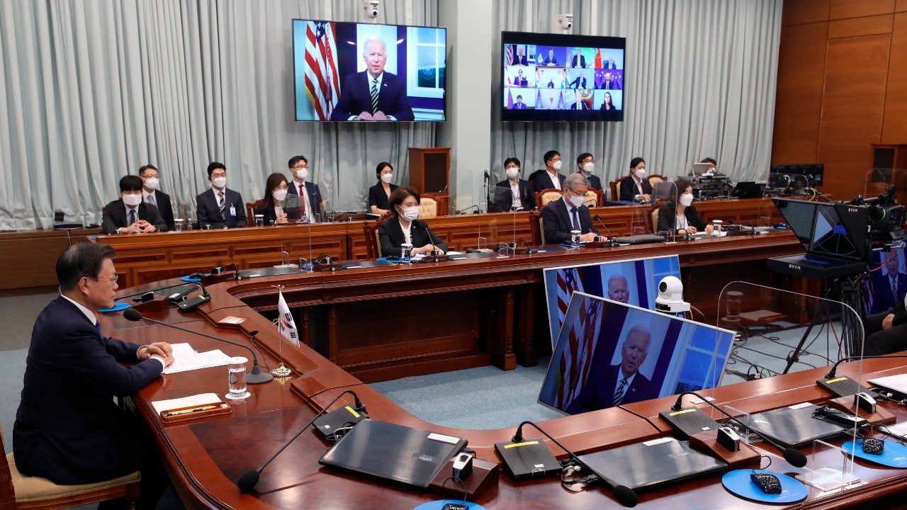 El presidente de Corea del Sur, Moon Jae-in, escucha las palabras de Biden durante el foro climático