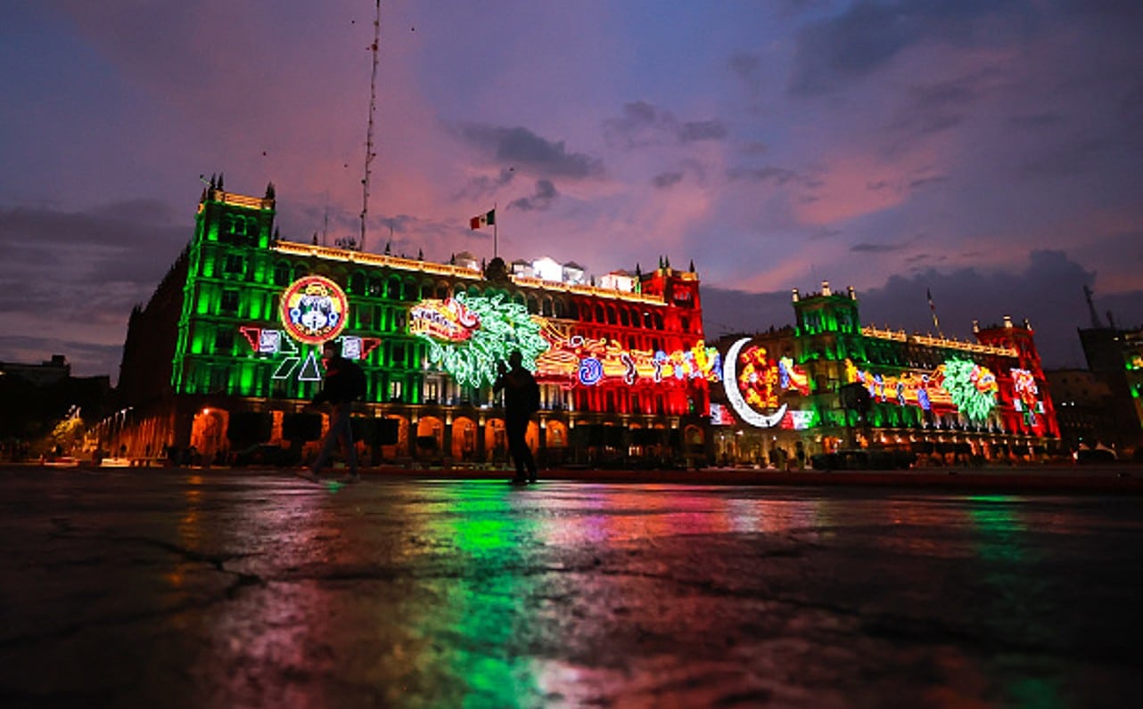 El Zócalo vacío se apreció con una imponente iluminación (Fuente: Getty images, archivo)