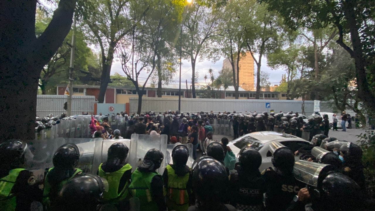 Autoridades encapsulan a manifestantes en CDMX (Twitter: @florenciaglezg)