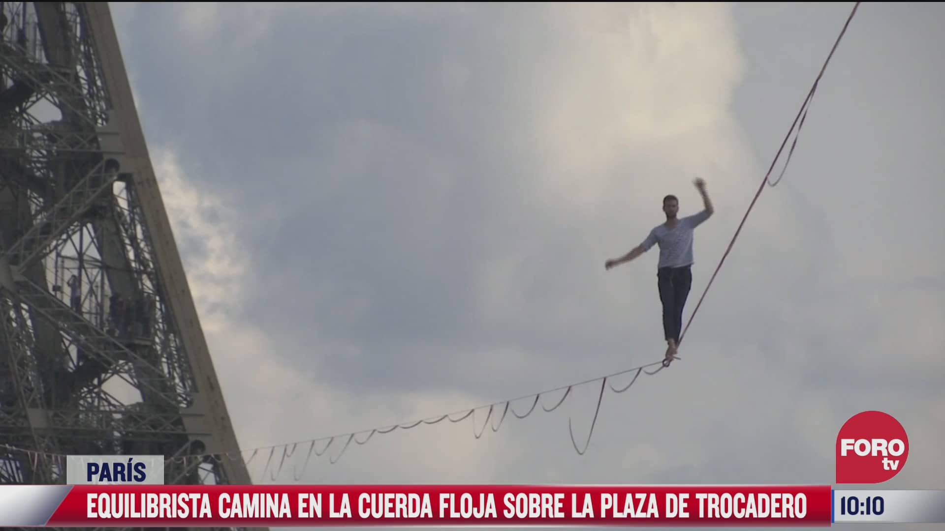 equilibrista nathan paulin camina sobre la cuerda floja a 70 metros de altura en paris