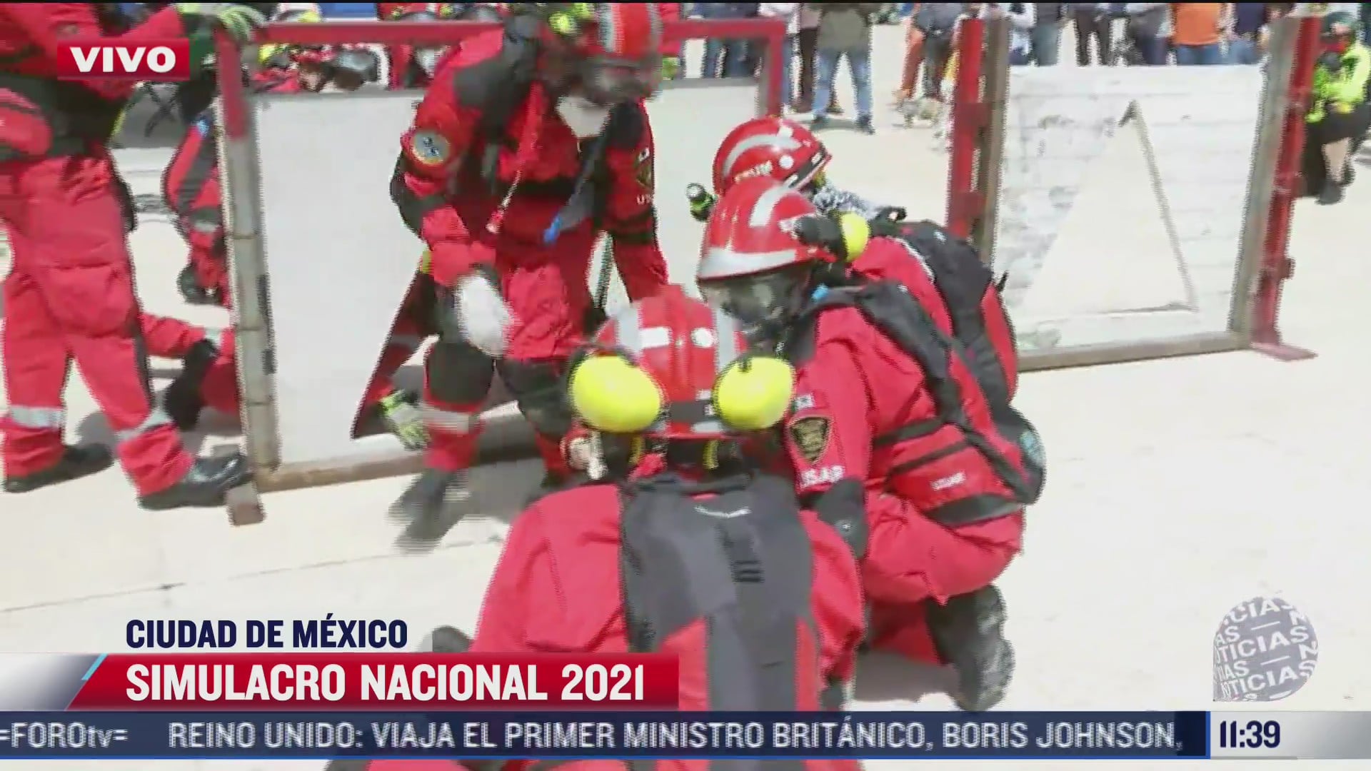 equipos de emergencia simulan rescate de persona atrapada entre los escombros en el simulacro nacional