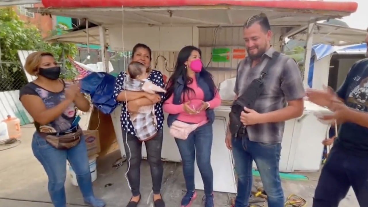 Familiares de bebé rescatado durante la inundación en Ecatepec se reúnen con hombre que lo salvó