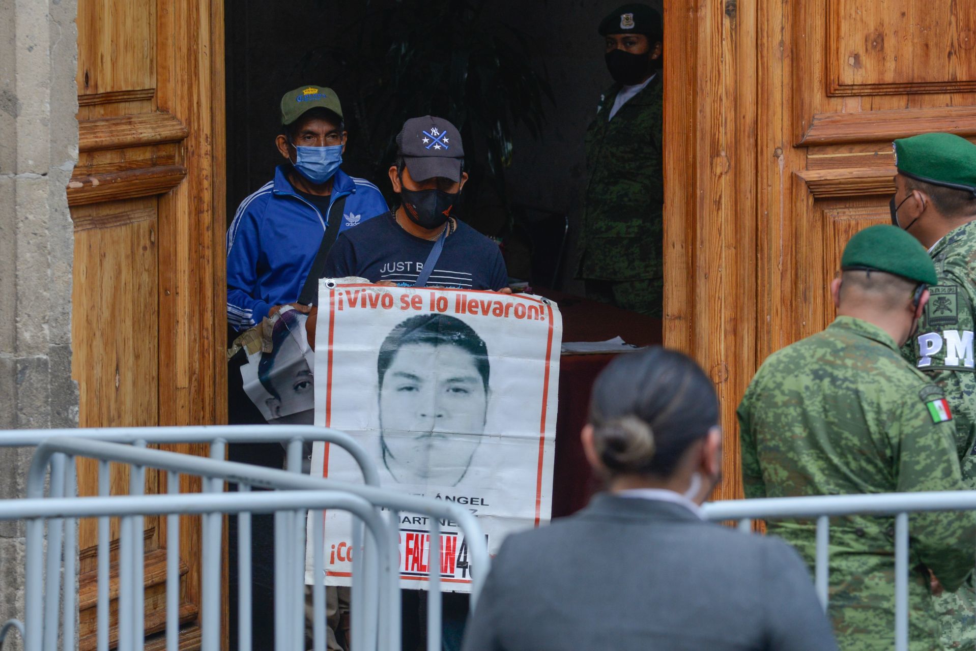 Familiares de los 43 normalistas desaparecidos de la Escuela Normal de Ayotzinapa durante su salida de Palacio Nacional (Cuartoscuro)