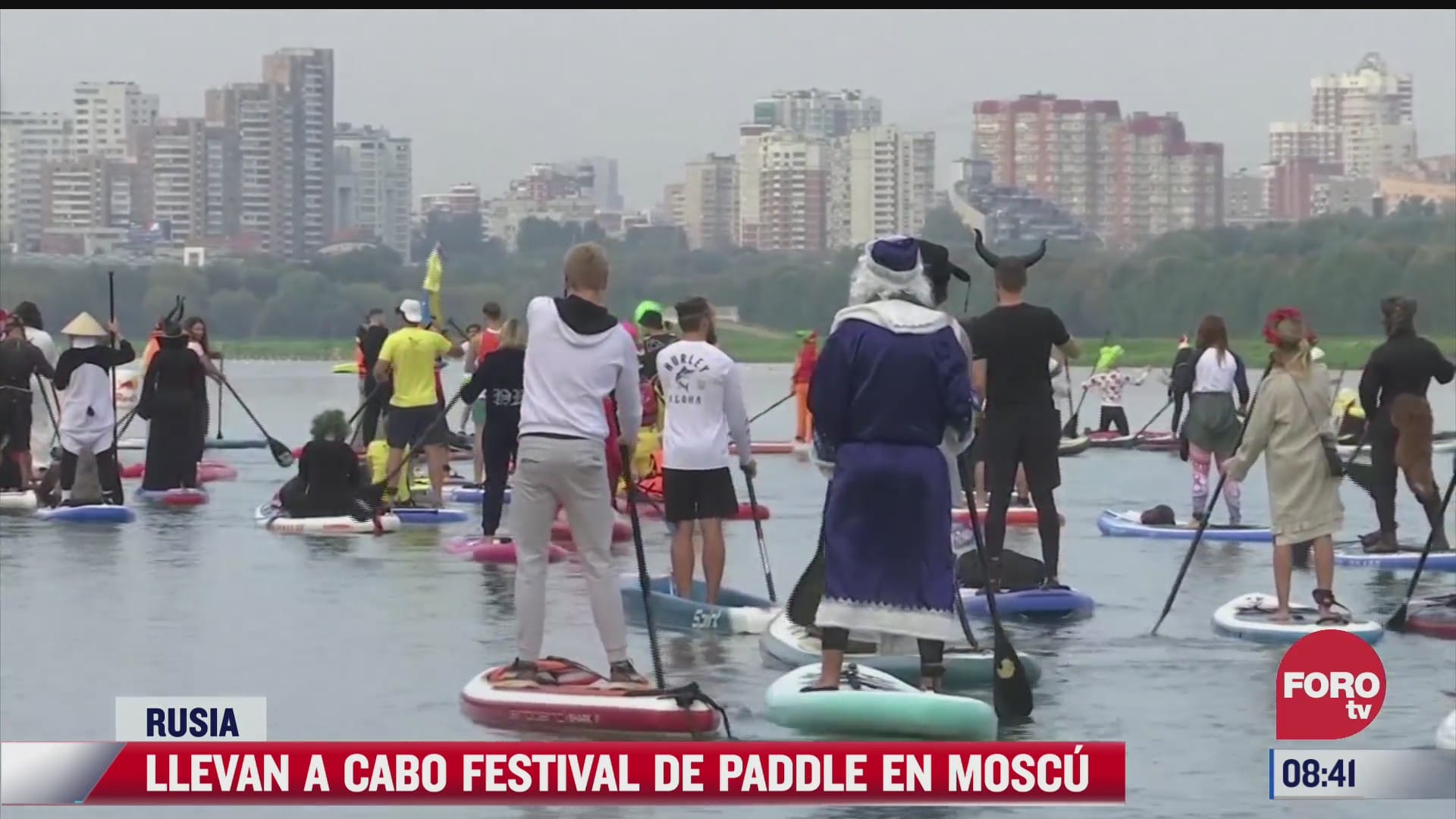 festival sobre el agua en moscu decenas de personas disfrazadas