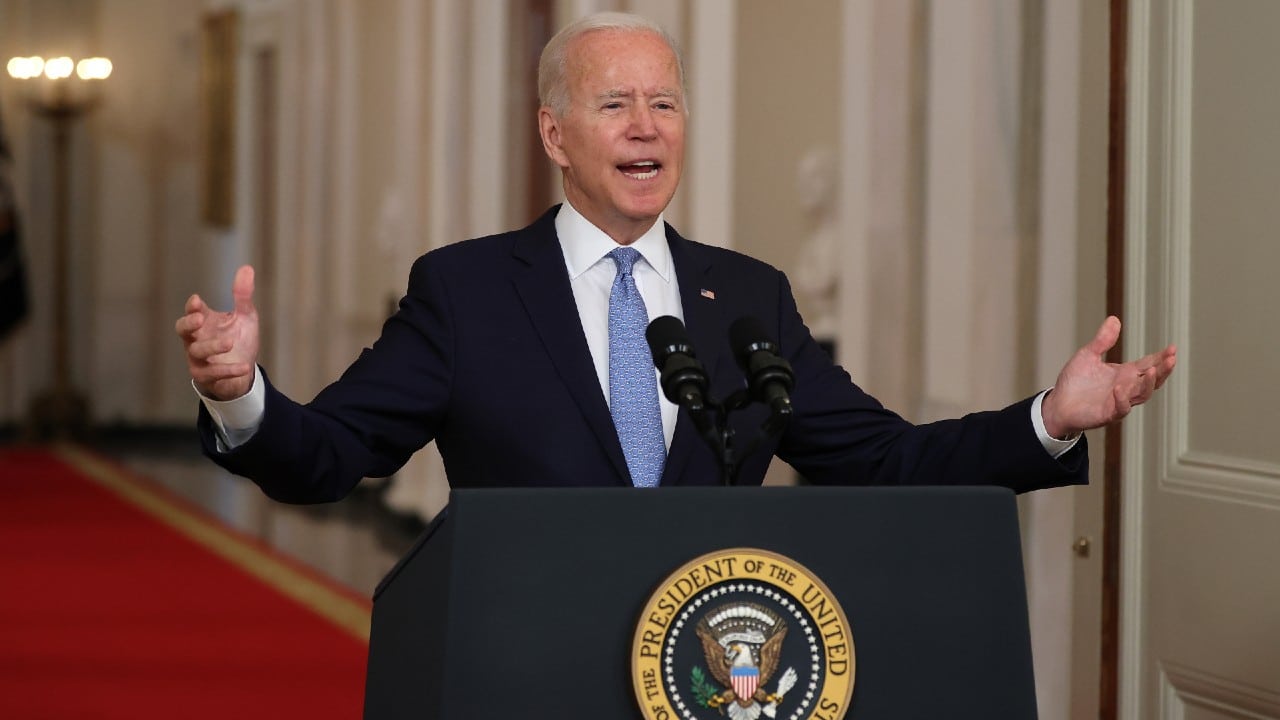 Aprobación de Biden cae 44% por manejo del retiro de tropas de Afganistán
