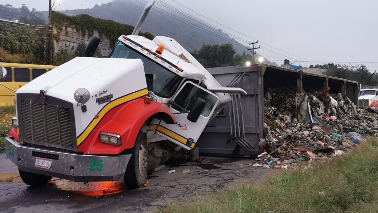 Caos vial por volcadura de tráiler cargado con toneladas de basura en la México-Puebla