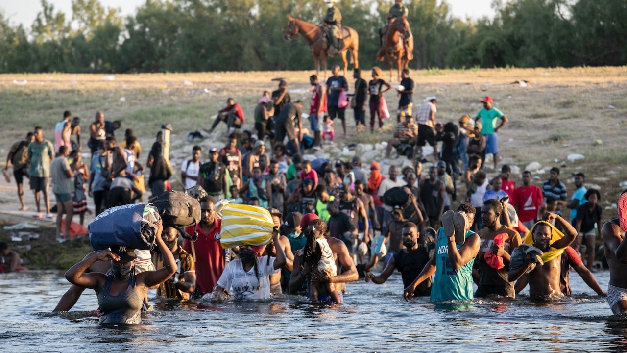 Migrantes haitianos cruzan de regreso a México desde Del Rio, Texas (Getty Images)