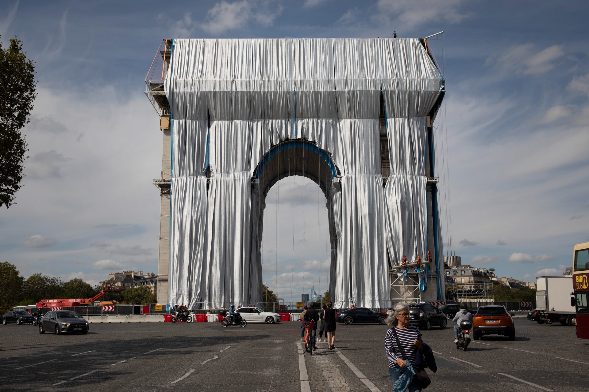 Empieza el ‘empaquetado’ del Arco del Triunfo de París