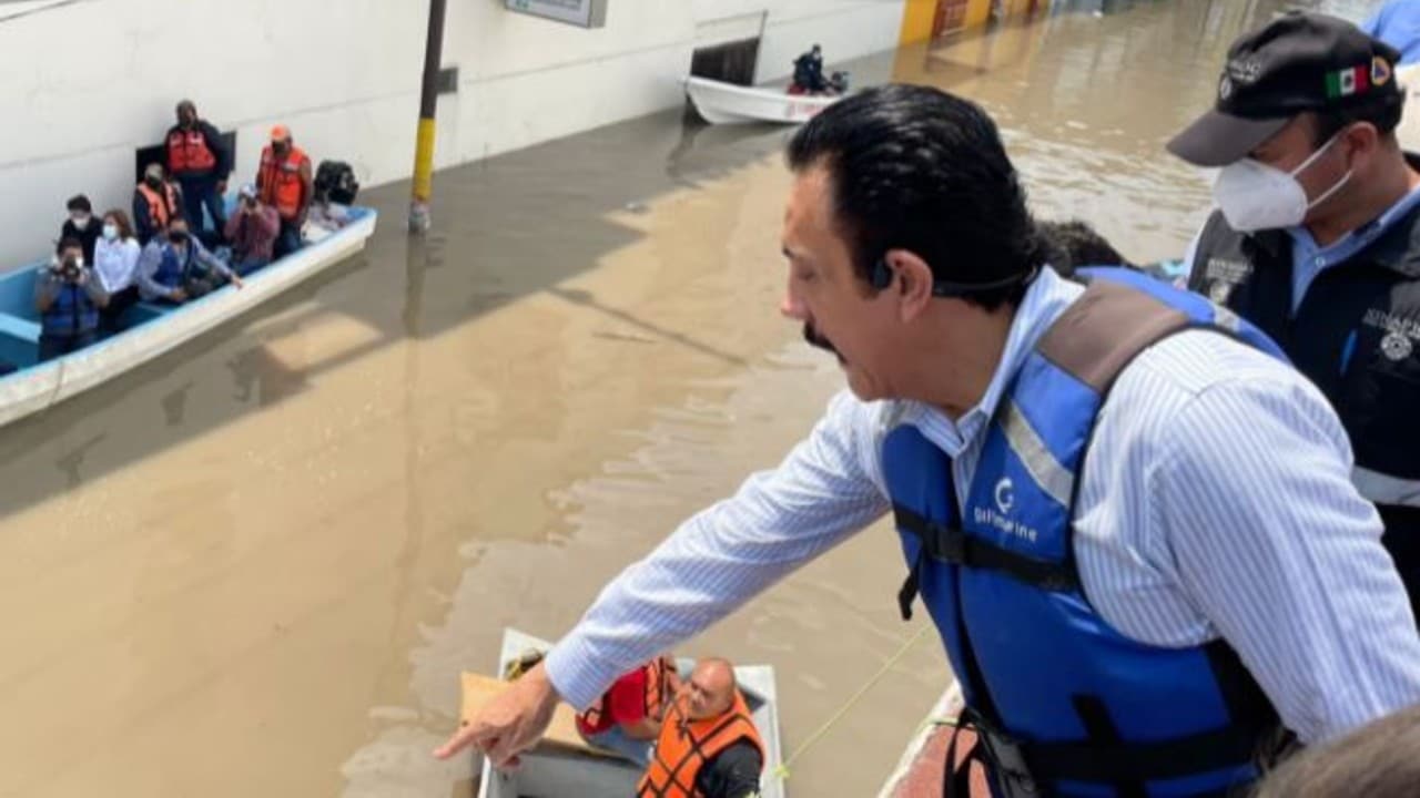 Gobernador de Hidalgo recorre zonas inundadas