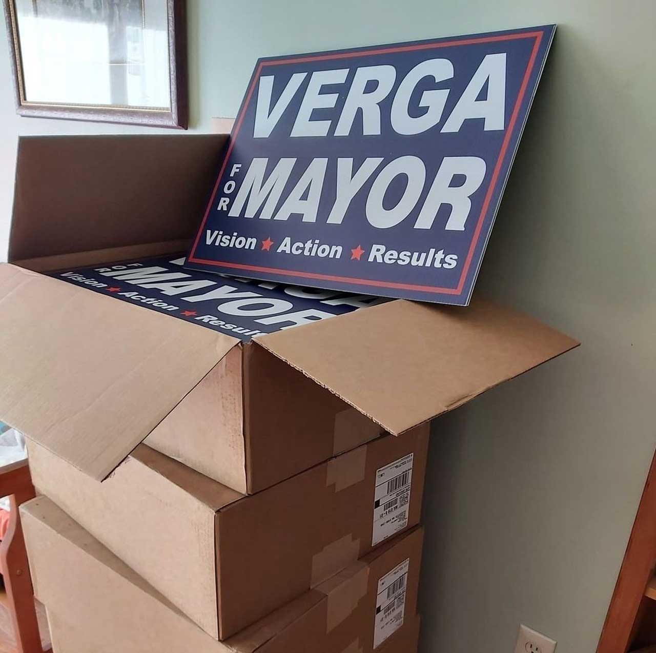 Greg Verga y carteles con su nombre durante campaña en Estados Unidos viral en México