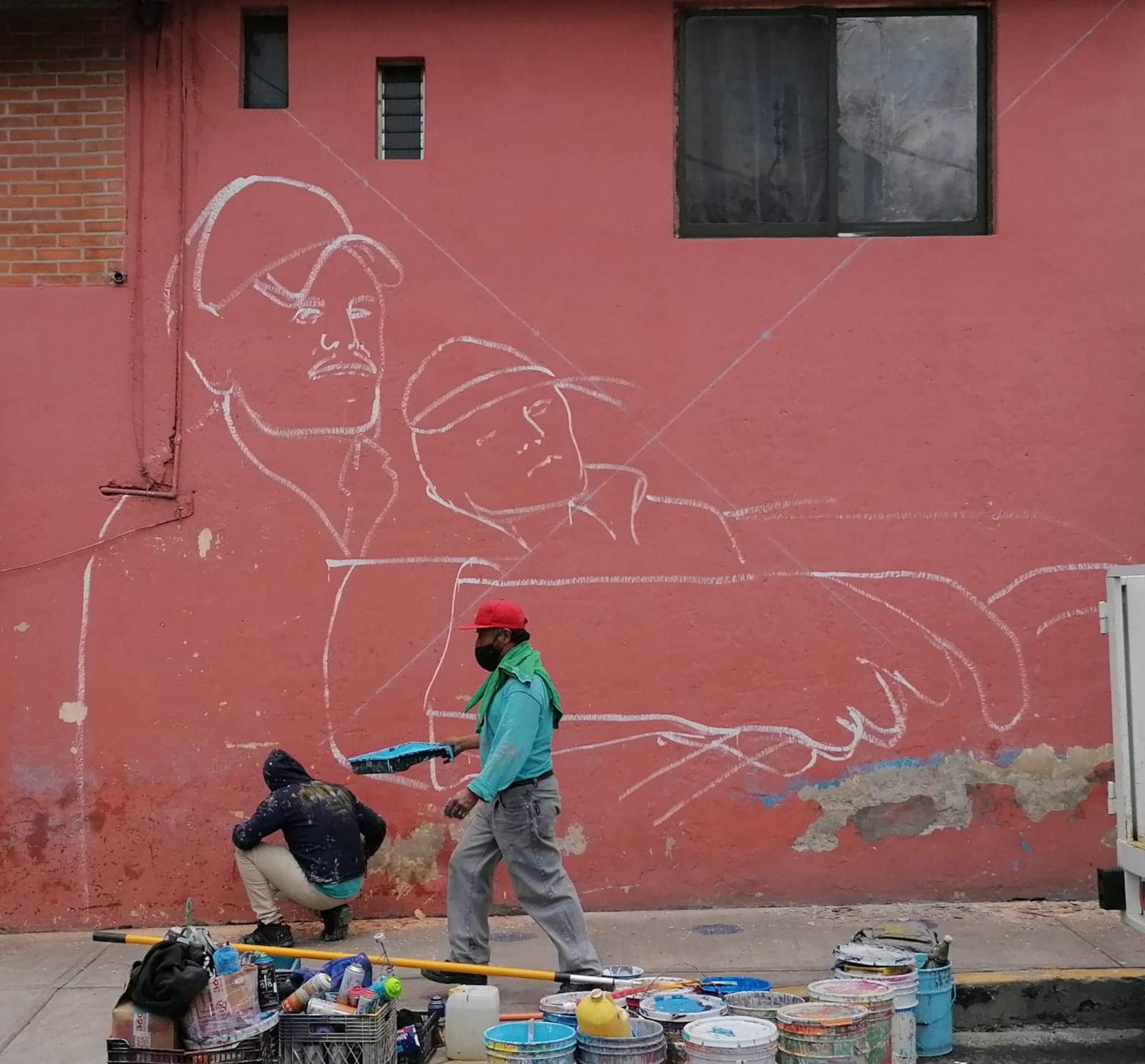 Historias de habitantes de Iztapalapa inspiran a artista urbano y las plasma en murales.