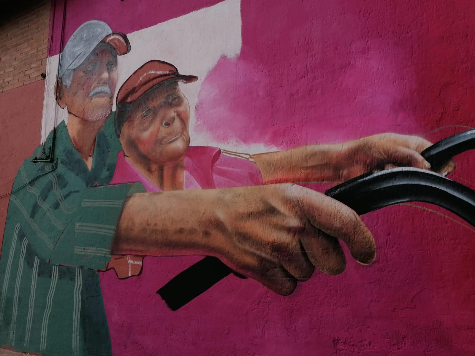 Historias de habitantes de Iztapalapa inspiran a artista urbano y las plasma en murales