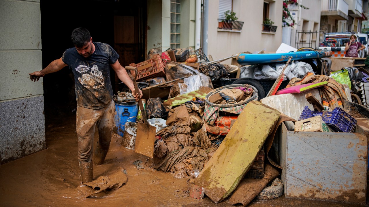 Hombre graba con desesperación cómo la inundación destruye su casa en segundos