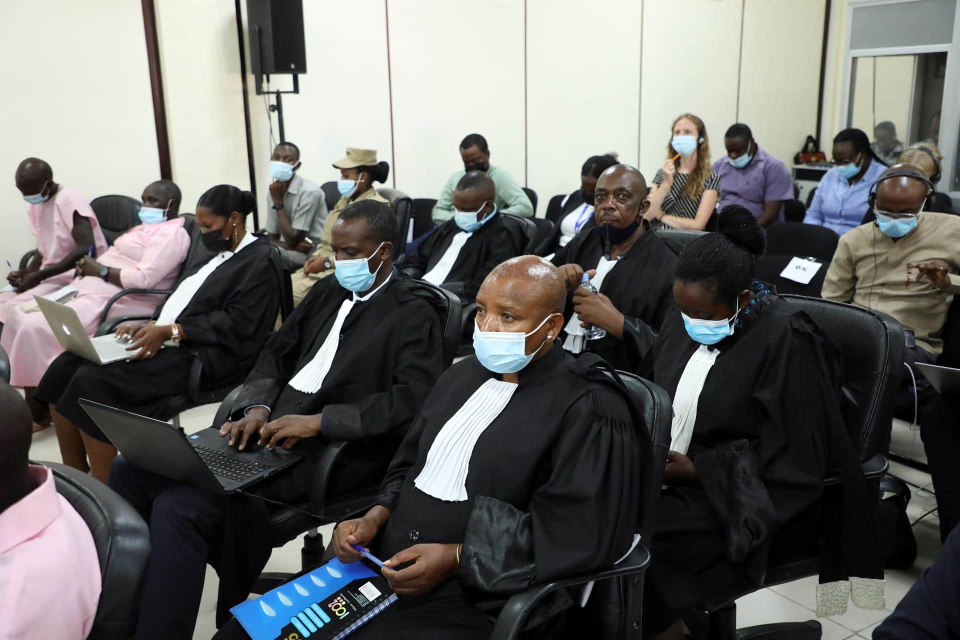 Los abogados defensores escuchan durante el fallo en el caso del héroe del 'Hotel Rwanda' Paul Rusesabagin (EFE)