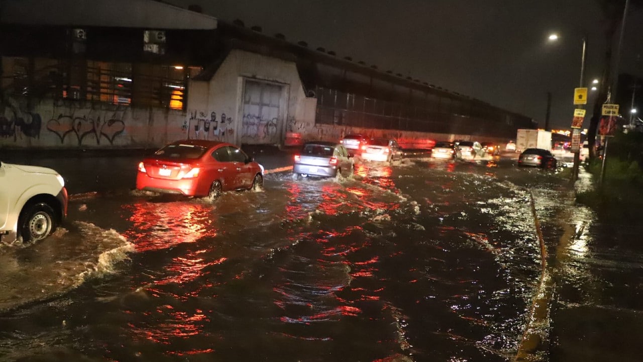 Inundaciones y corrientes de agua arrastran vehículos y personas en Ecatepec; reportan al menos dos muertos