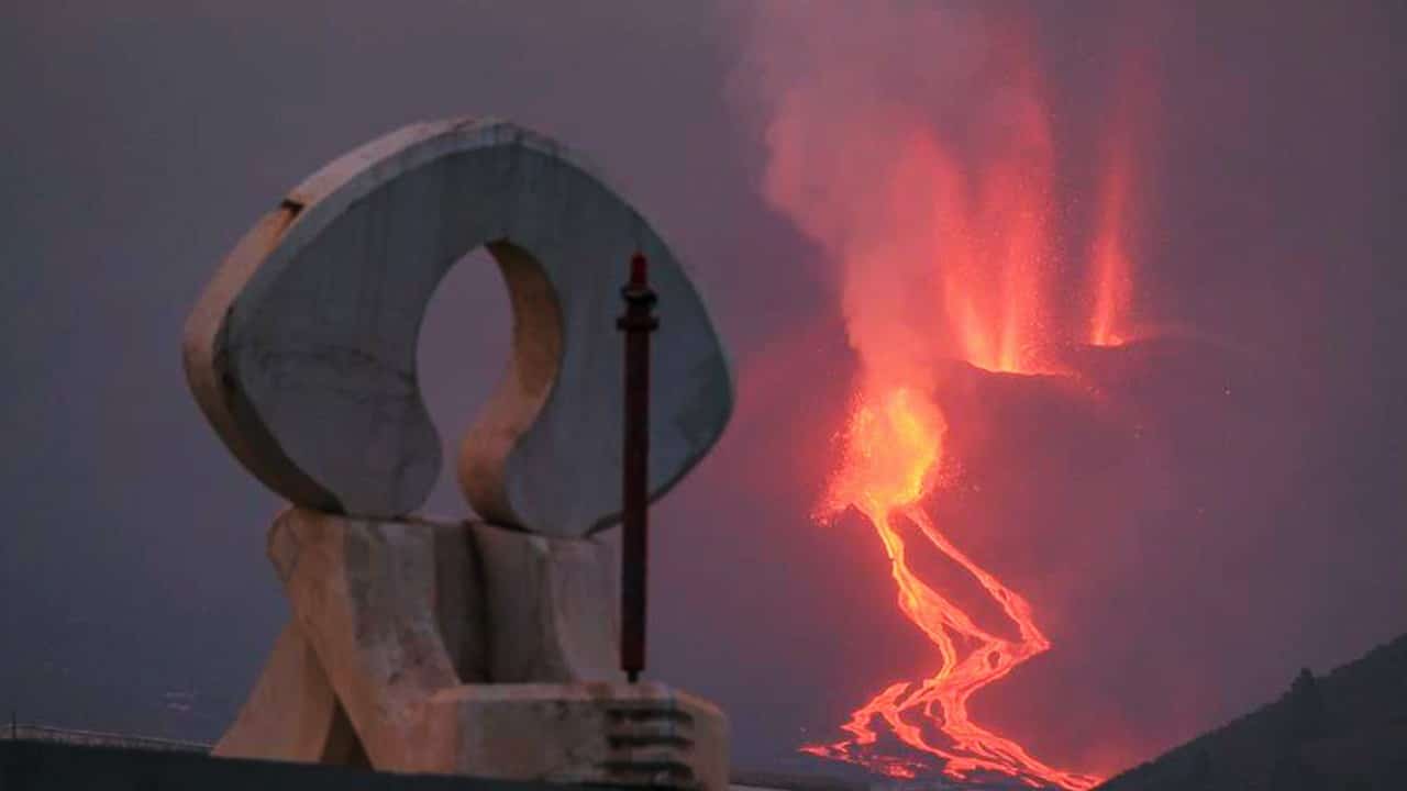 Volcán de La Palma: La nueva colada de lava, más fluida, avanza y se acerca al mar