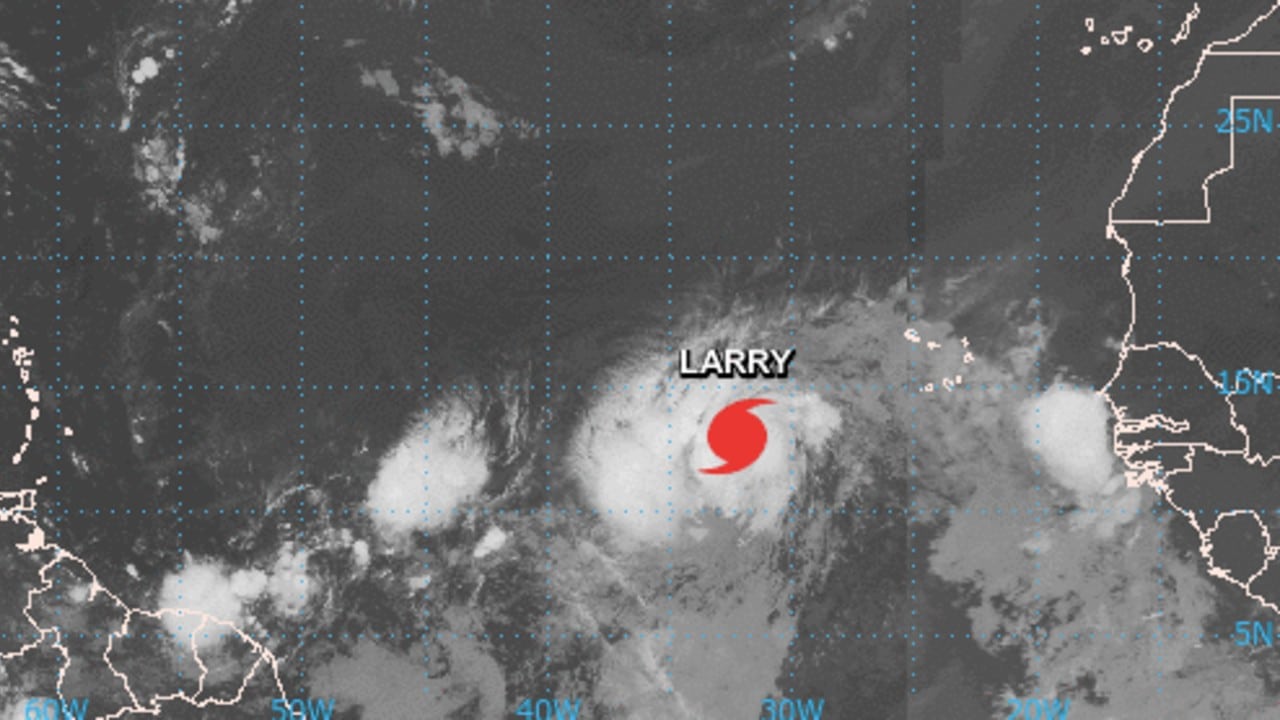 Larry se intensifica a huracán categoría 1, lejos de costas mexicanas