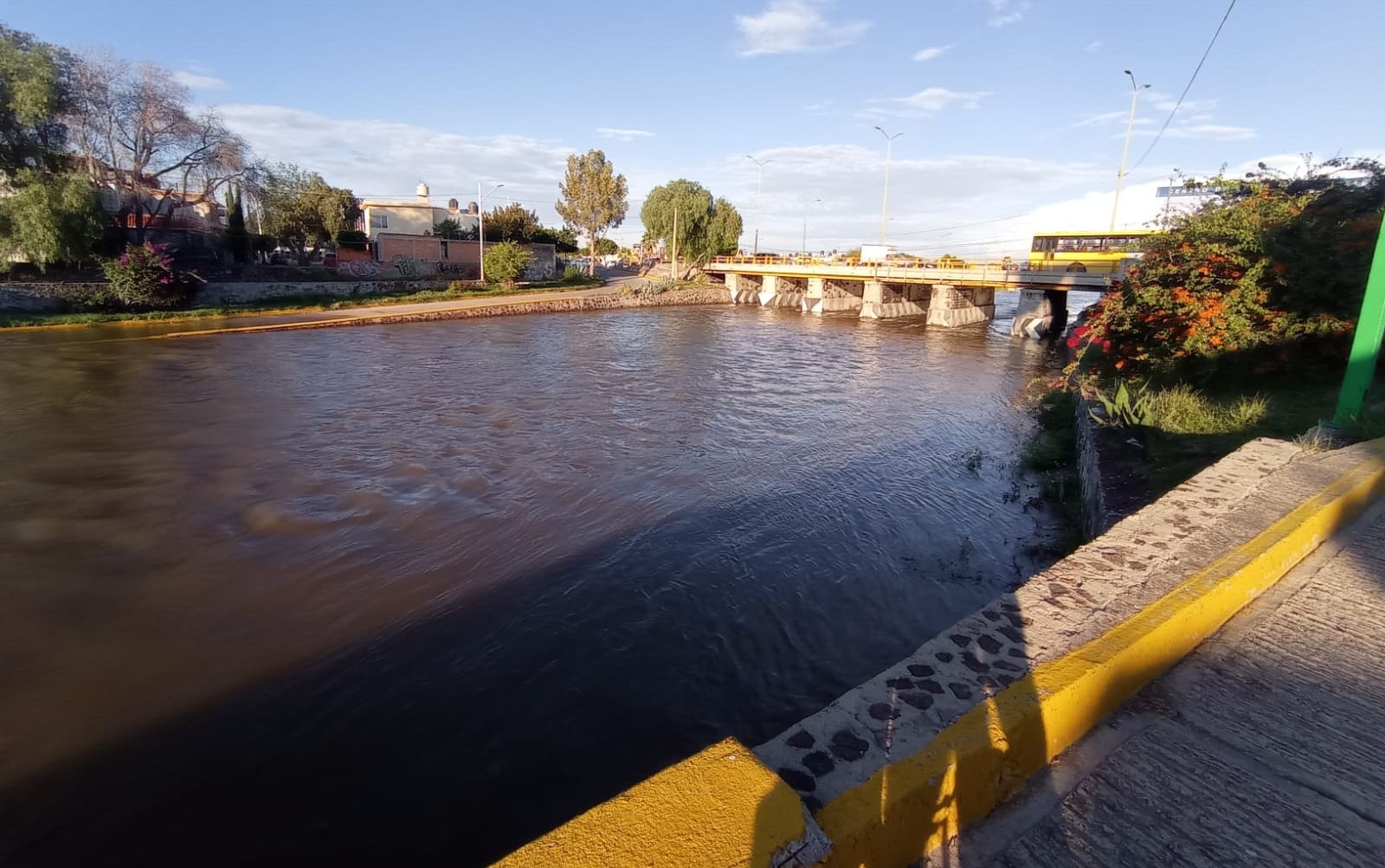 Lluvias provocan desbordamiento del río Santiago en San Luis Potosí.