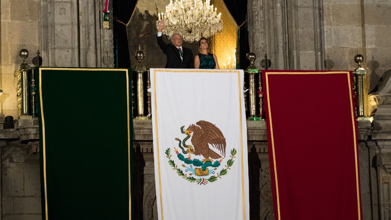 López Obrador y su esposa en el Grito de Independencia 2020