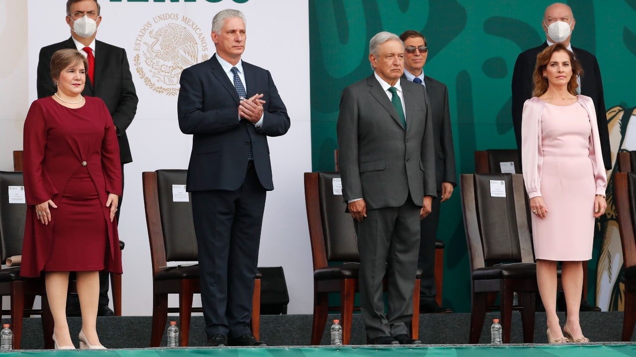 Andrés Manuel López Obrador, Presidente de México, encabezó la parada militar por la conmemoración de los 211 años del Grito de la Independencia, en el Zócalo. Lo acompañaron, su esposa Beatriz Gutiérrez Müller, y Miguel Díaz Canel, presidente de Cuba
