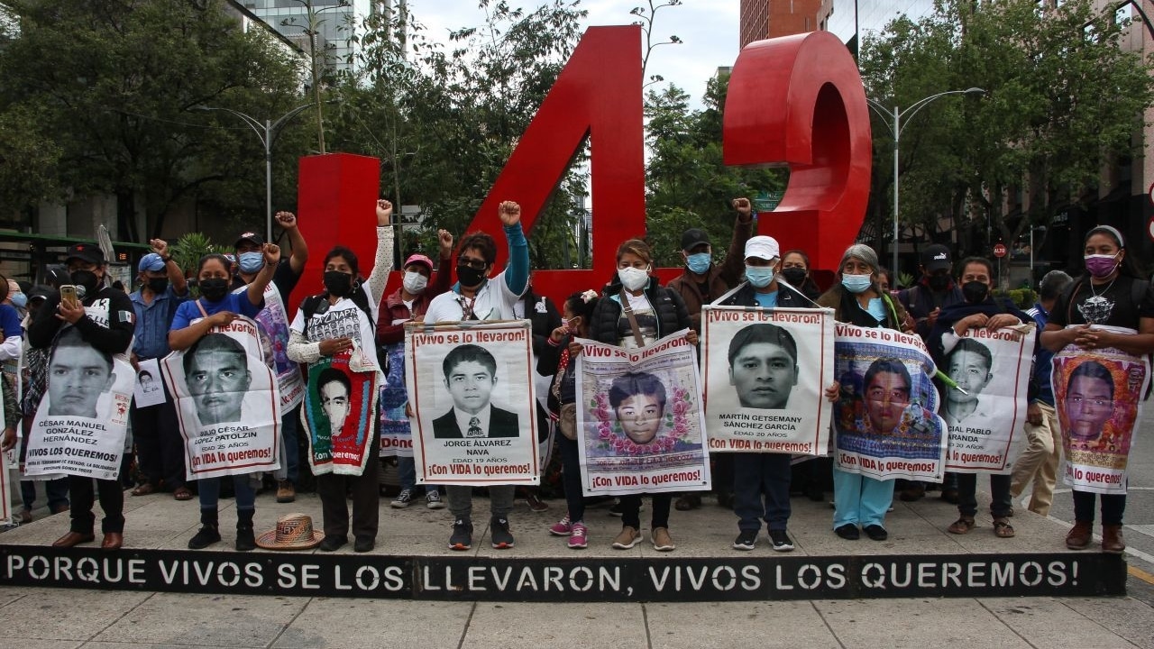 Padres de familia de los estudiantes de Ayotzinapa, frente al antimonumento de los 43 en CDMX
