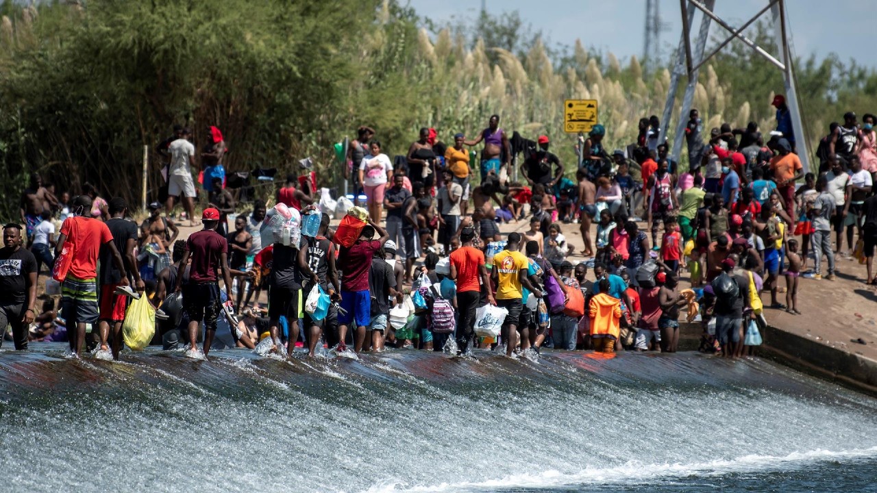 Migrantes en Ciudad Acuña, Coahuila, esperan para cruzar el Río Bravo