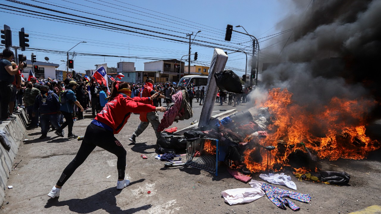Fiscalía de Chile ordena investigar violenta protesta contra migrantes en Iquique