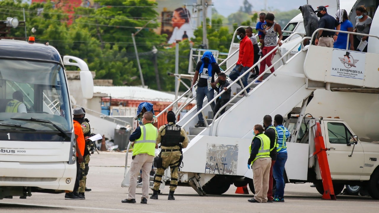 EEUU empieza a deportar a migrantes haitianos retenidos en Texas